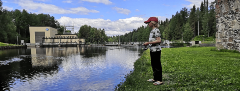 Kuvassa Veikko Blomberg kaloja narraamassa. Kuva: Martti Blomberg.